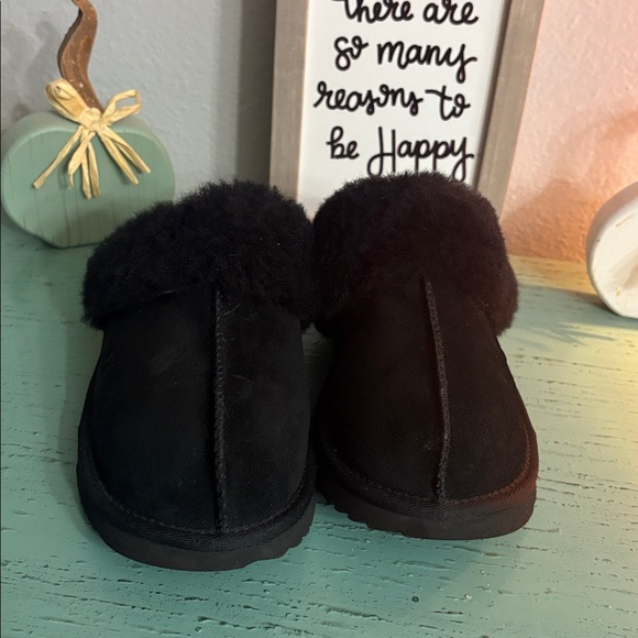 UGG Black Fuzzy Slippers SZ 5 Wos box 164 - Picture 2 of 5